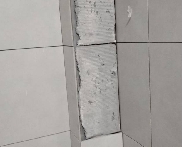 井研瓷砖空鼓维修公司分享下瓷砖施工前基层浇水润湿程度不足，可能导致以下问题